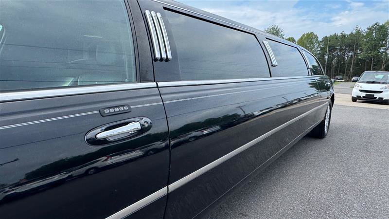 Used 2008 Lincoln Town Car Executive RWD image 15