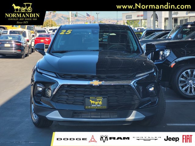 Used 2025 Chevrolet Blazer LT FWD image 2
