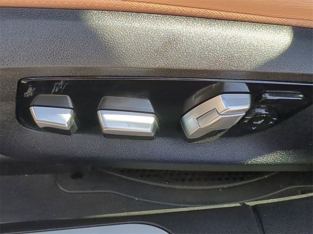 Used 2021 BMW 750i xDrive w/ Luxury Rear Seating Package image 21