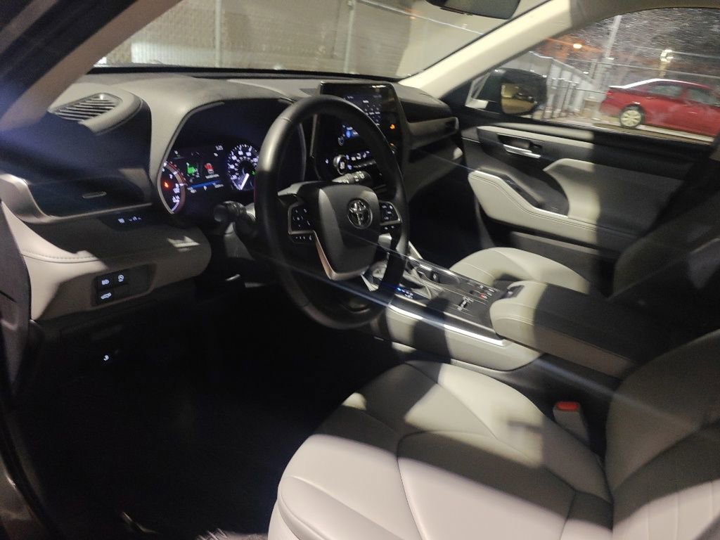Used 2023 Toyota Highlander XLE image 7