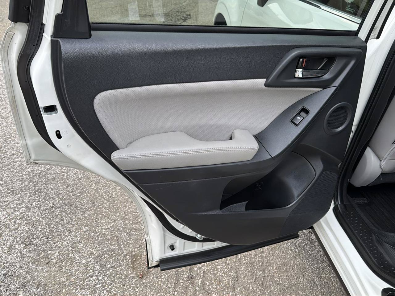 Used 2016 Subaru Forester 2.5i Touring AWD/4WD image 25