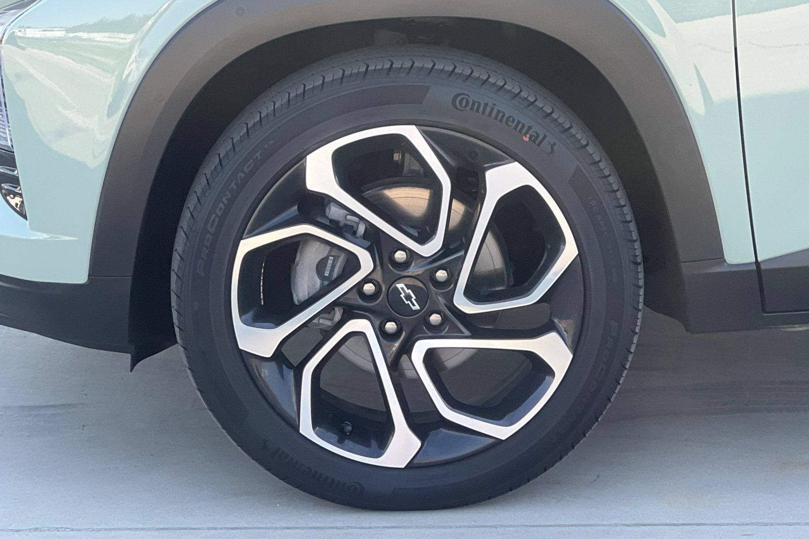 Used 2024 Chevrolet Trax RS w/ Sunroof Package FWD image 37