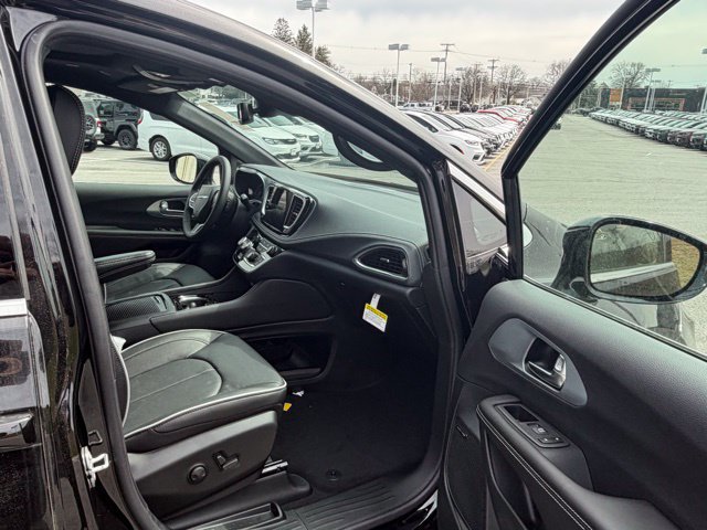 New 2026 Chrysler Pacifica Limited w/ Uconnect Theater Family Group FWD image 26