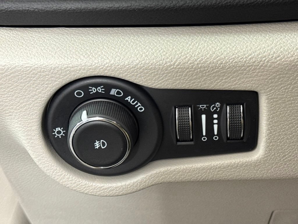 Certified 2024 Chrysler Pacifica Touring-L FWD image 29