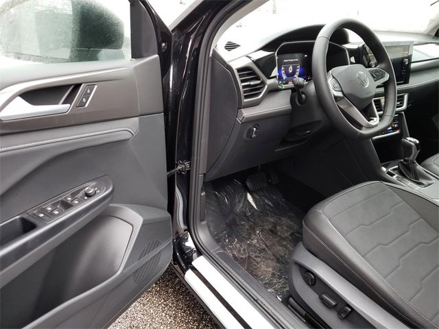 New 2026 Volkswagen Taos SE image 6