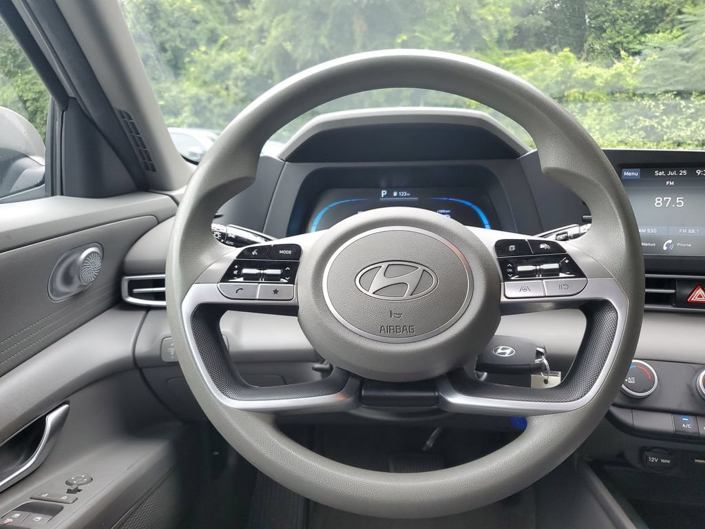 Used 2025 Hyundai Elantra SE FWD image 14