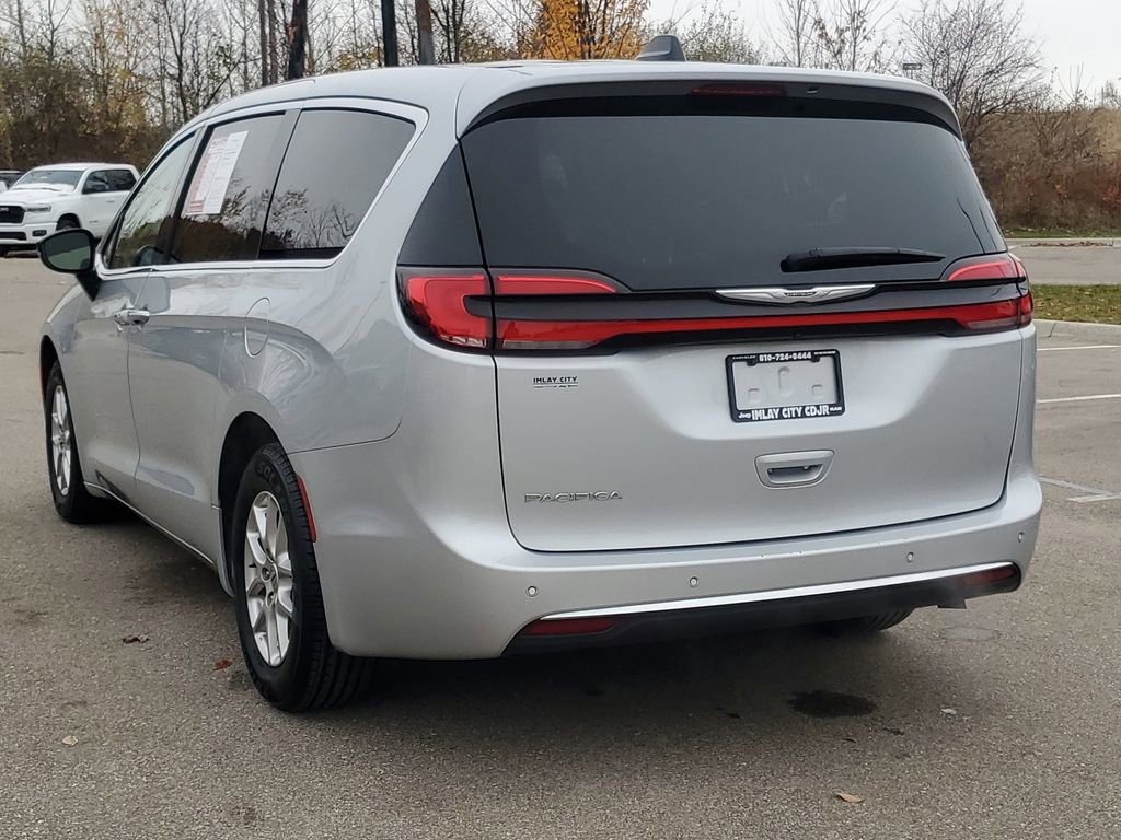 Used 2024 Chrysler Pacifica Touring-L FWD image 3