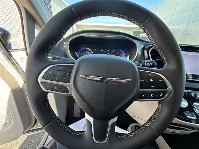 Used 2024 Chrysler Pacifica Touring-L image 11