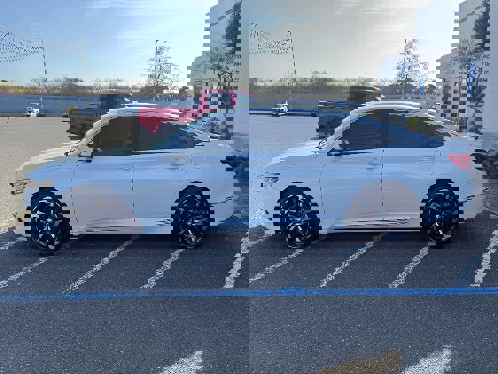 Used 2022 Honda Accord Touring image 3