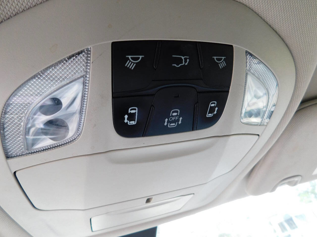 Used 2022 Chrysler Voyager LX image 38