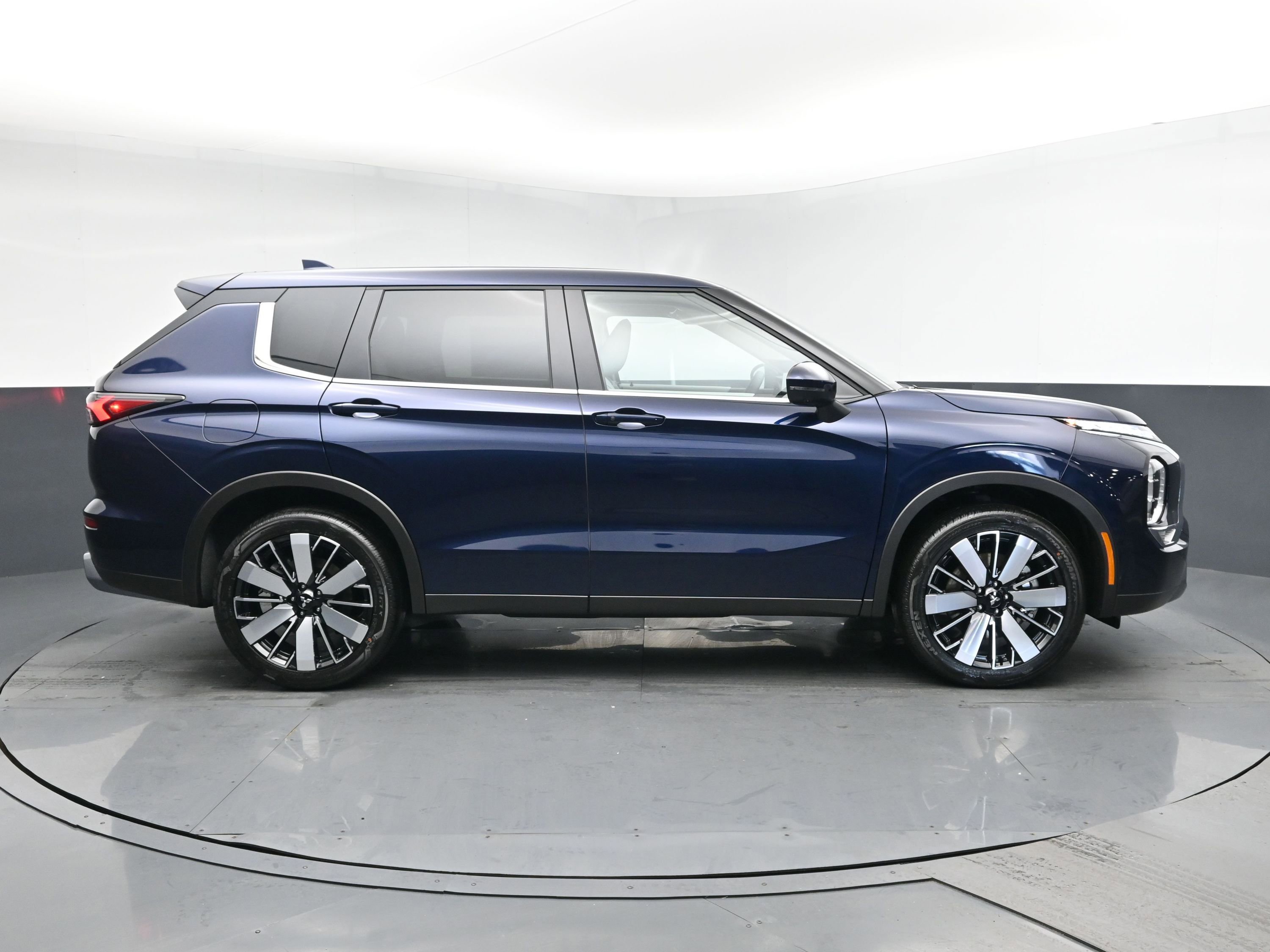 New 2026 Mitsubishi Outlander FWD image 3