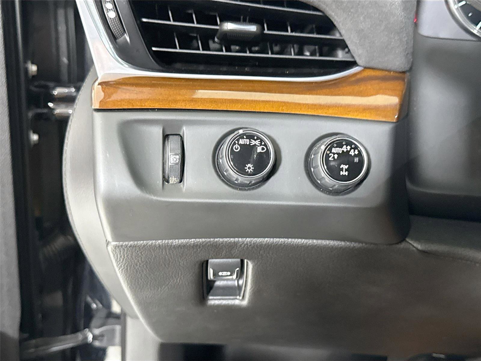 Used 2018 Cadillac Escalade Premium Luxury AWD/4WD image 23