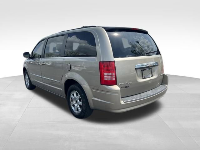 Used 2009 Chrysler Town & Country Touring image 5