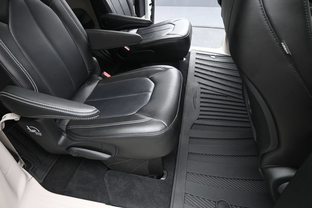Used 2023 Chrysler Pacifica Touring-L AWD/4WD image 25