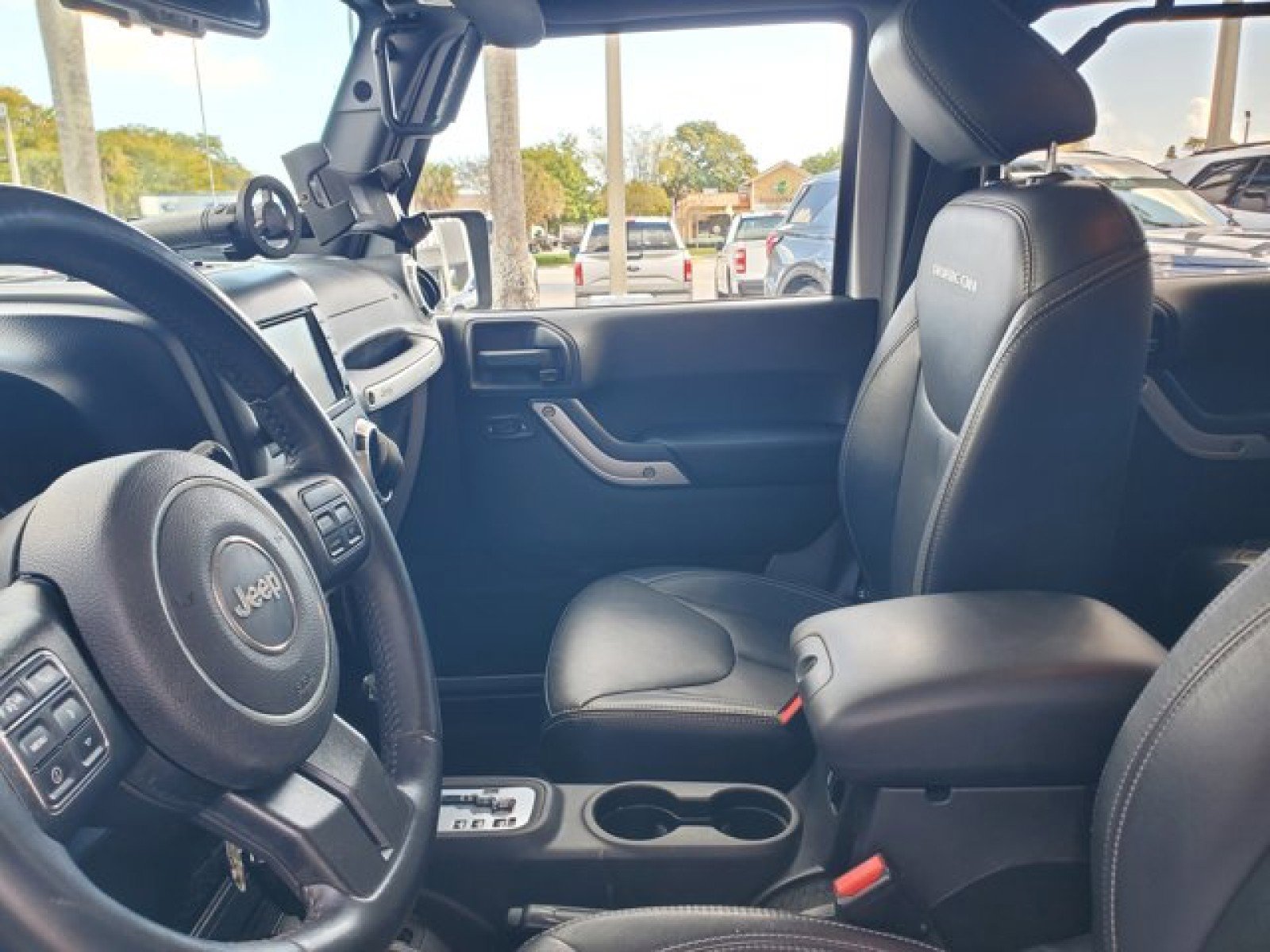 Used 2015 Jeep Wrangler Unlimited Rubicon w/ Connectivity Group image 10