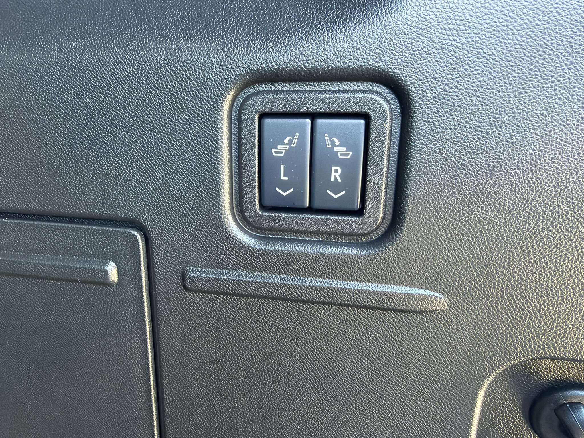 Used 2025 GMC Hummer EV 2X w/ LPO, Dark Essentials Package AWD/4WD image 11