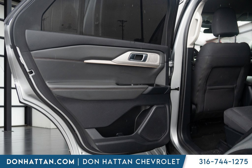 Used 2025 Ford Explorer Active AWD/4WD image 18
