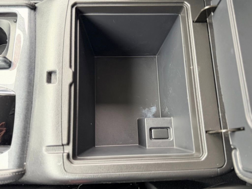 Used 2022 Nissan Armada SV image 26