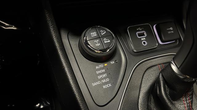 Used 2022 Jeep Cherokee Trailhawk w/ Sun, Sound & Nav Group AWD/4WD image 32