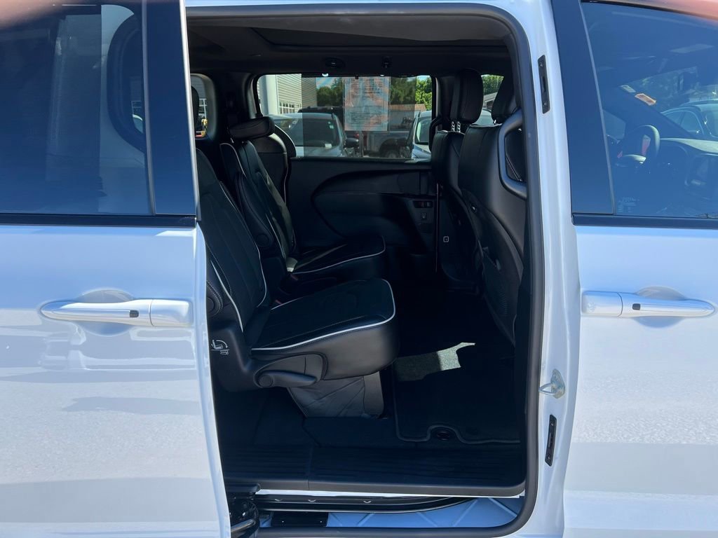 Used 2024 Chrysler Pacifica Limited w/ S Appearance Package image 17