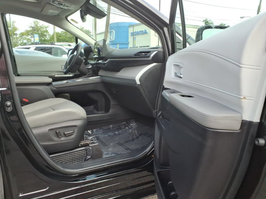 Used 2025 Toyota Sienna XLE FWD image 13