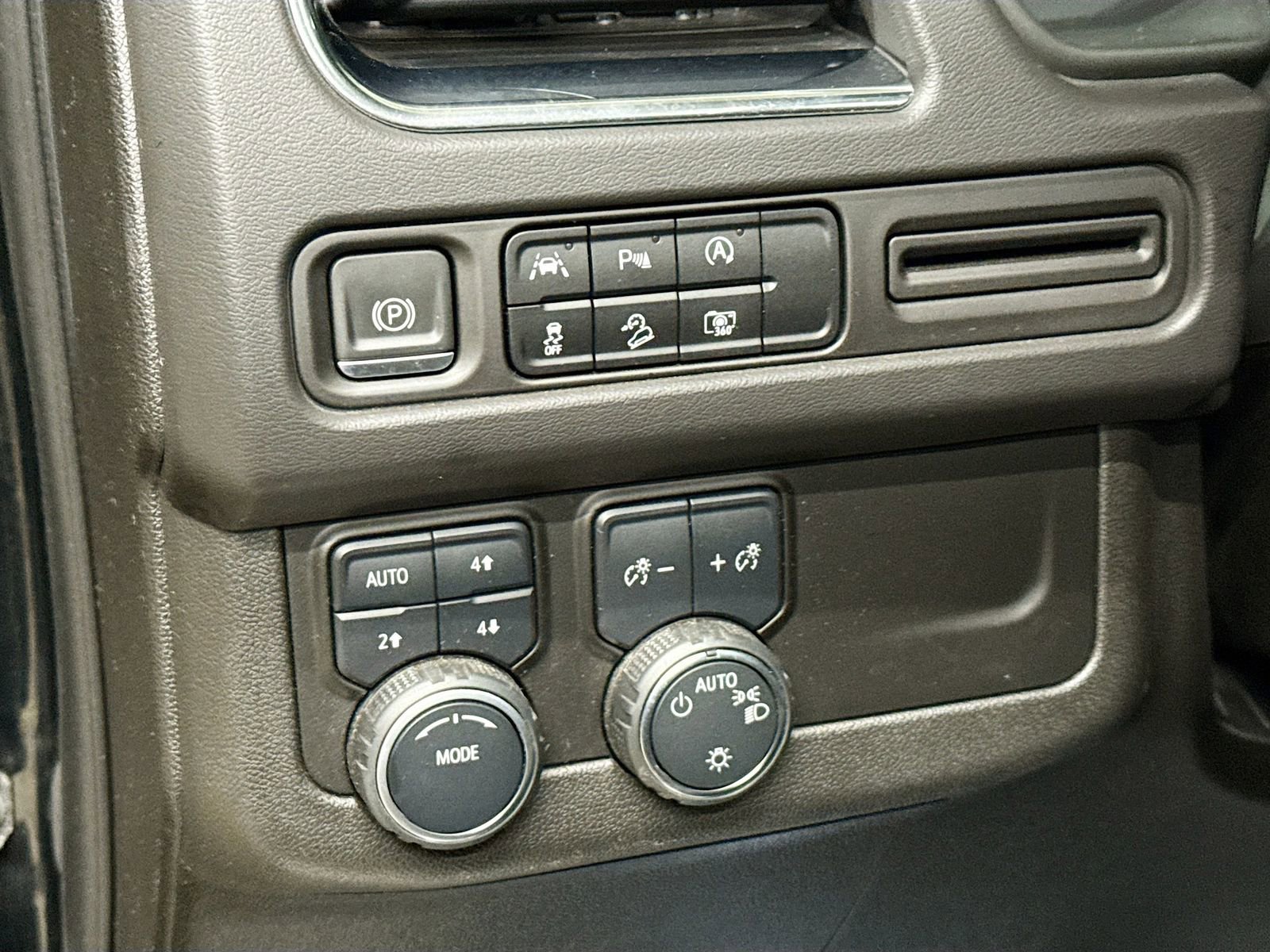 Used 2023 Chevrolet Suburban Z71 w/ Luxury Package image 13