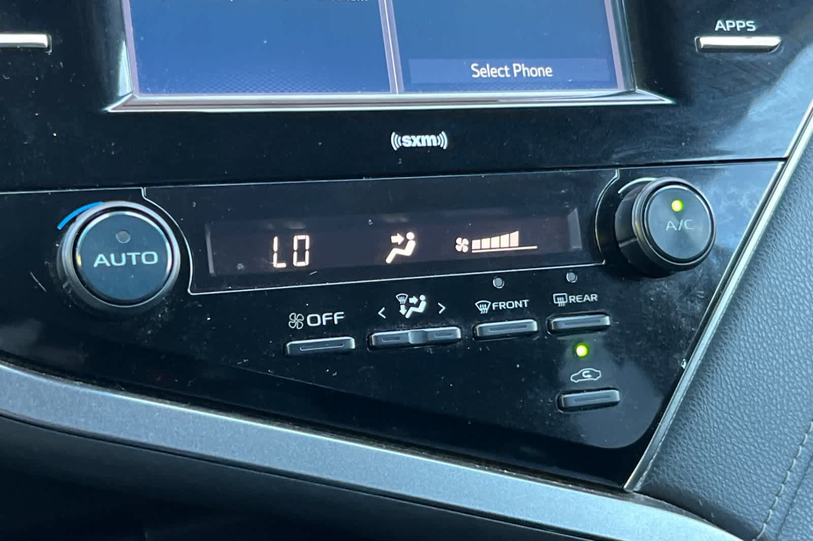 Used 2020 Toyota Camry SE w/ Carpet Mat Package FWD image 20