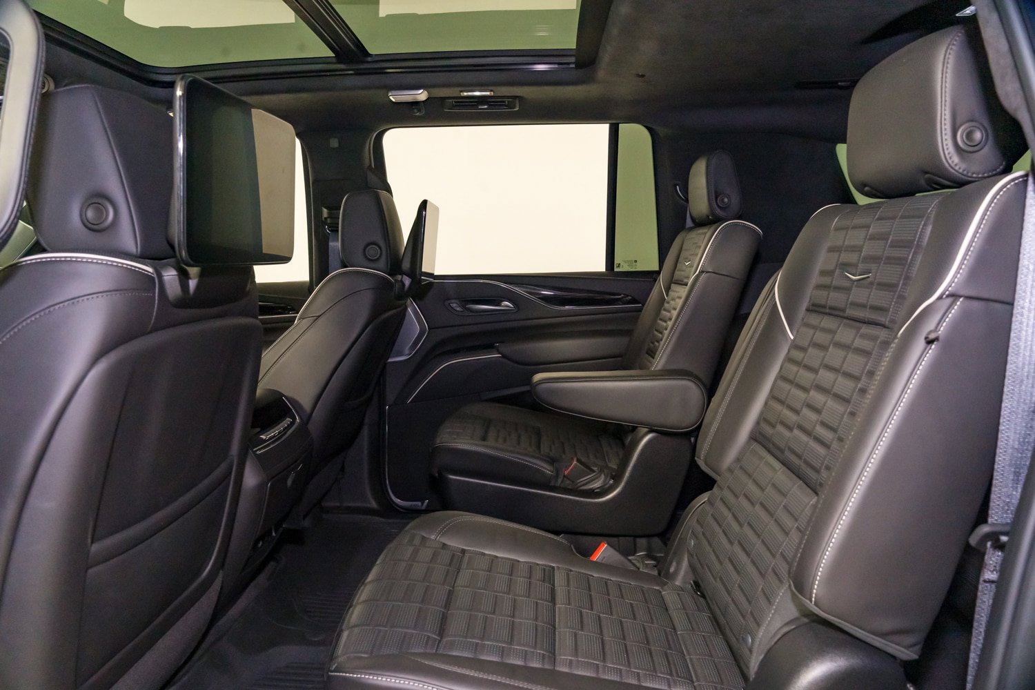 Used 2024 Cadillac Escalade ESV V w/ LPO, ONYX Package AWD/4WD image 25