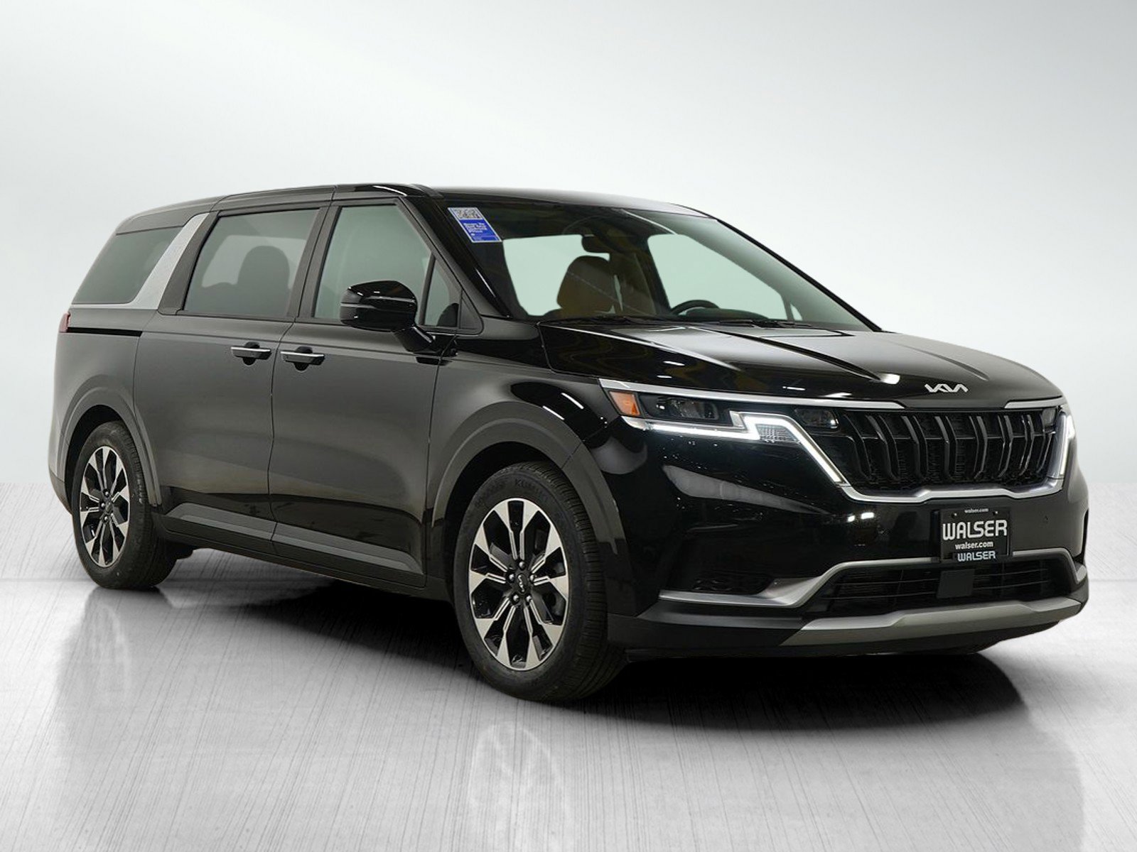 Used 2022 Kia Carnival EX image 7