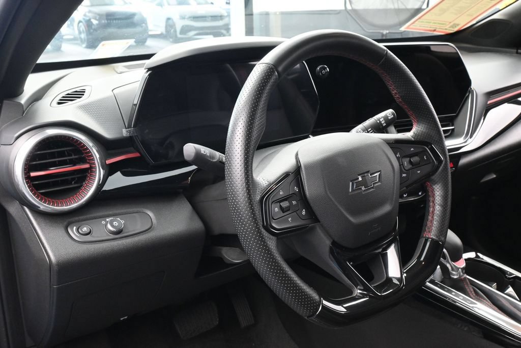 Used 2025 Chevrolet Trax RS FWD image 14