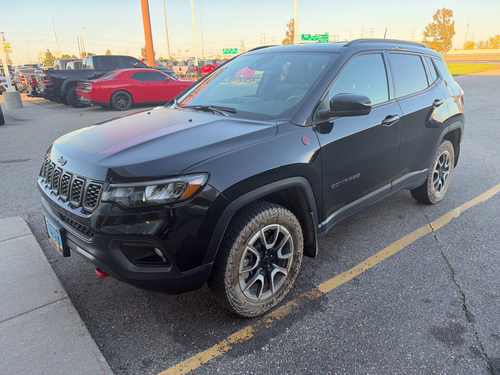 Used 2025 Jeep Compass Trailhawk AWD/4WD image 3