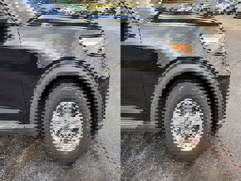 Used 2022 Ford Explorer XLT w/ Equipment Group 202A image 2