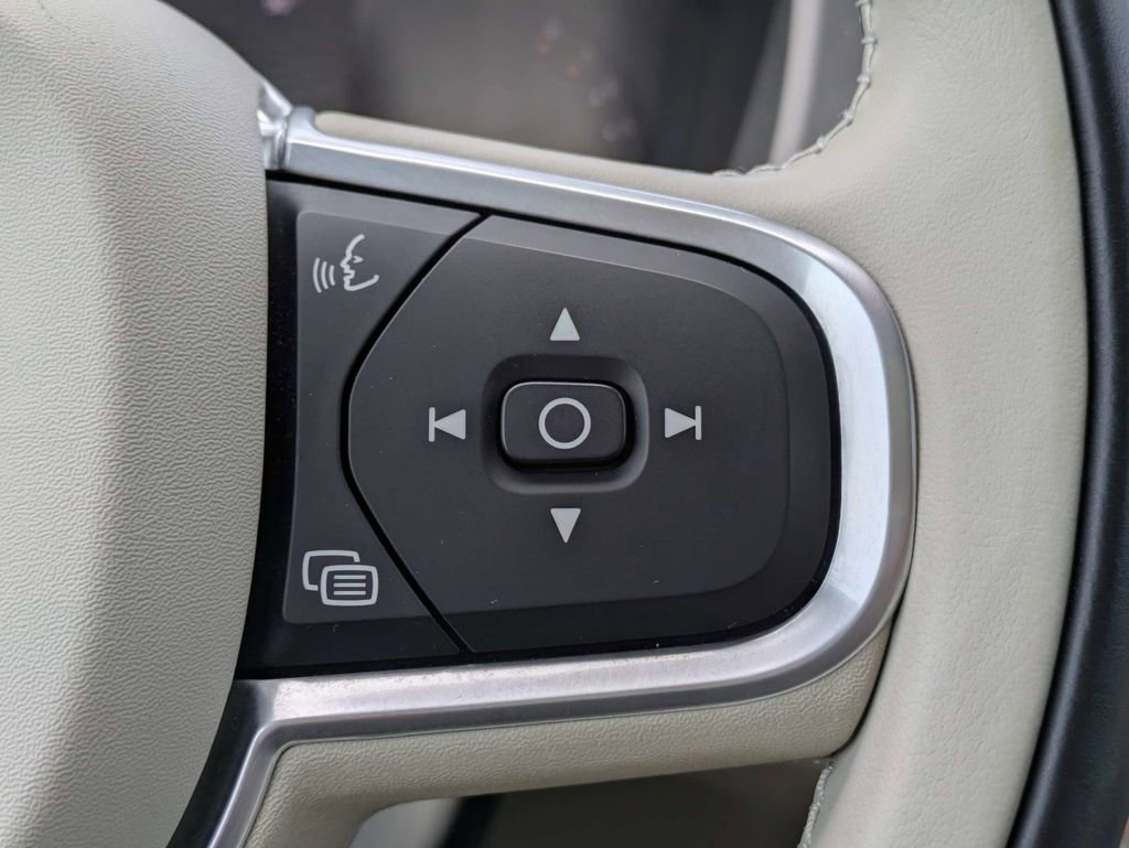 Certified 2022 Volvo XC60 B5 Momentum FWD image 33