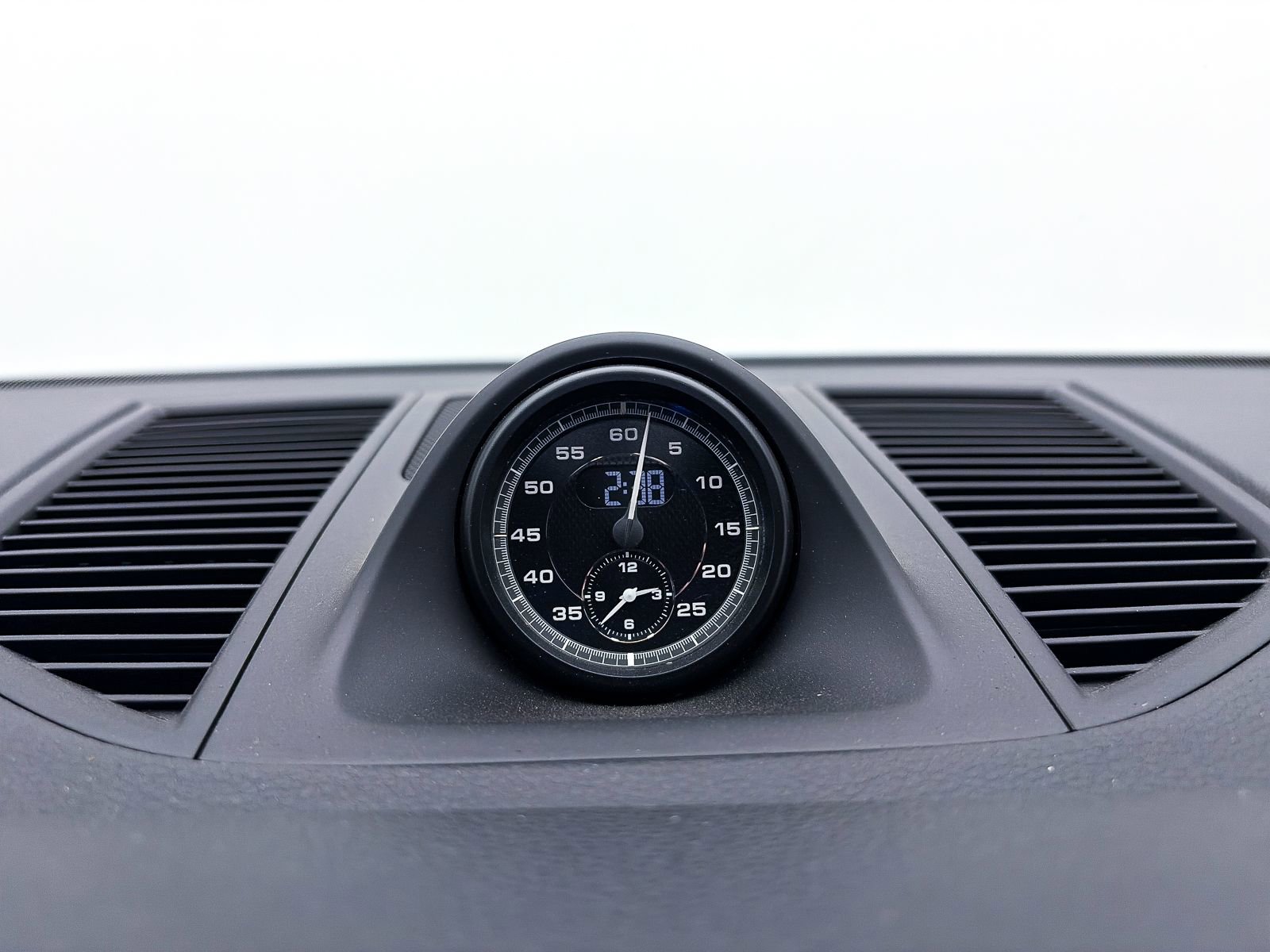 Used 2023 Porsche Macan Turbo image 4