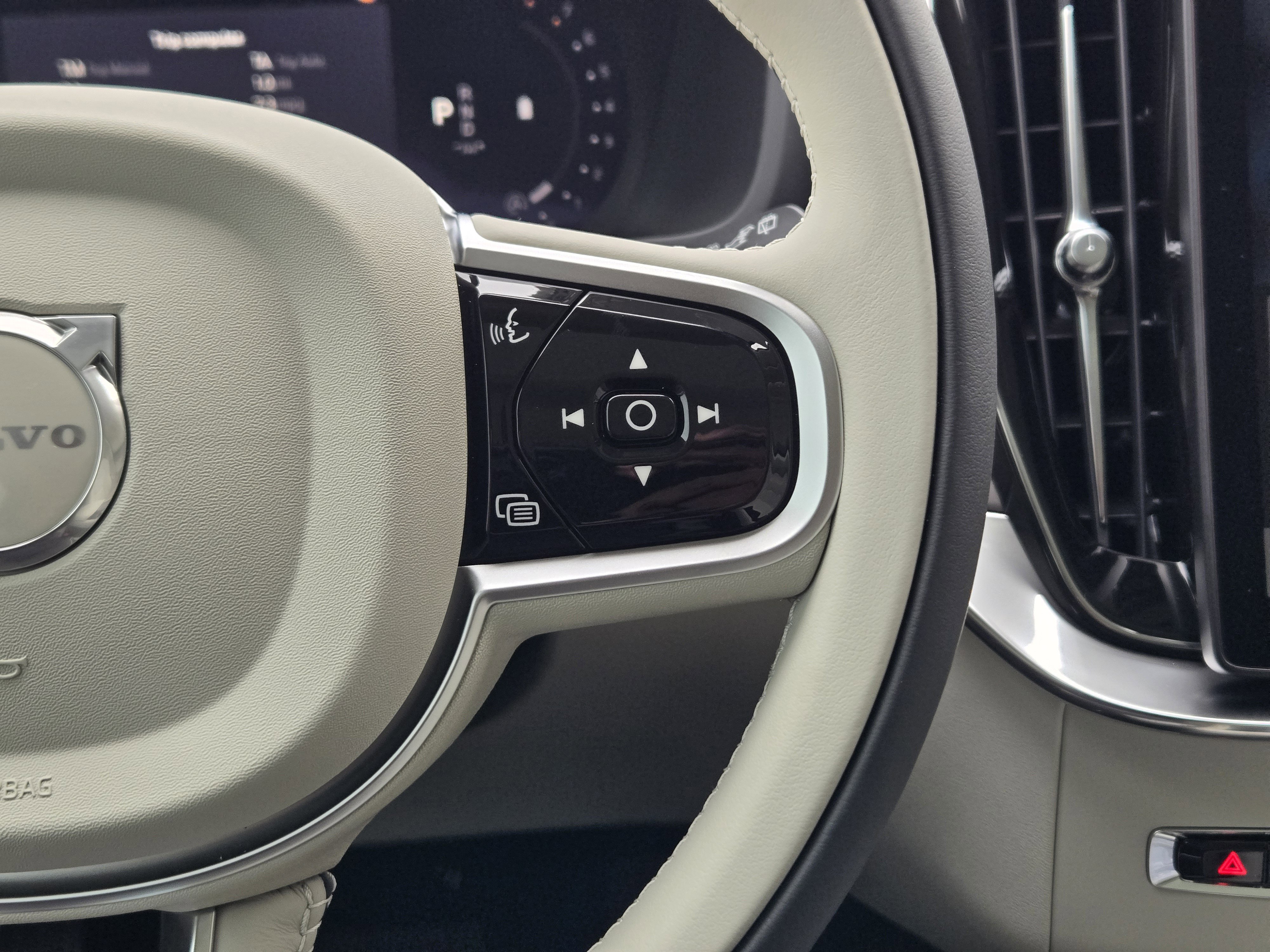 New 2026 Volvo XC90 B6 Ultra w/ Protection Package image 30