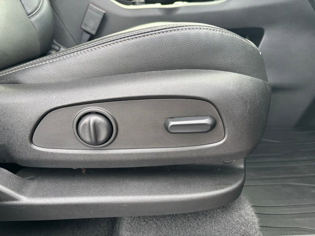 Used 2023 GMC Terrain SLT image 23