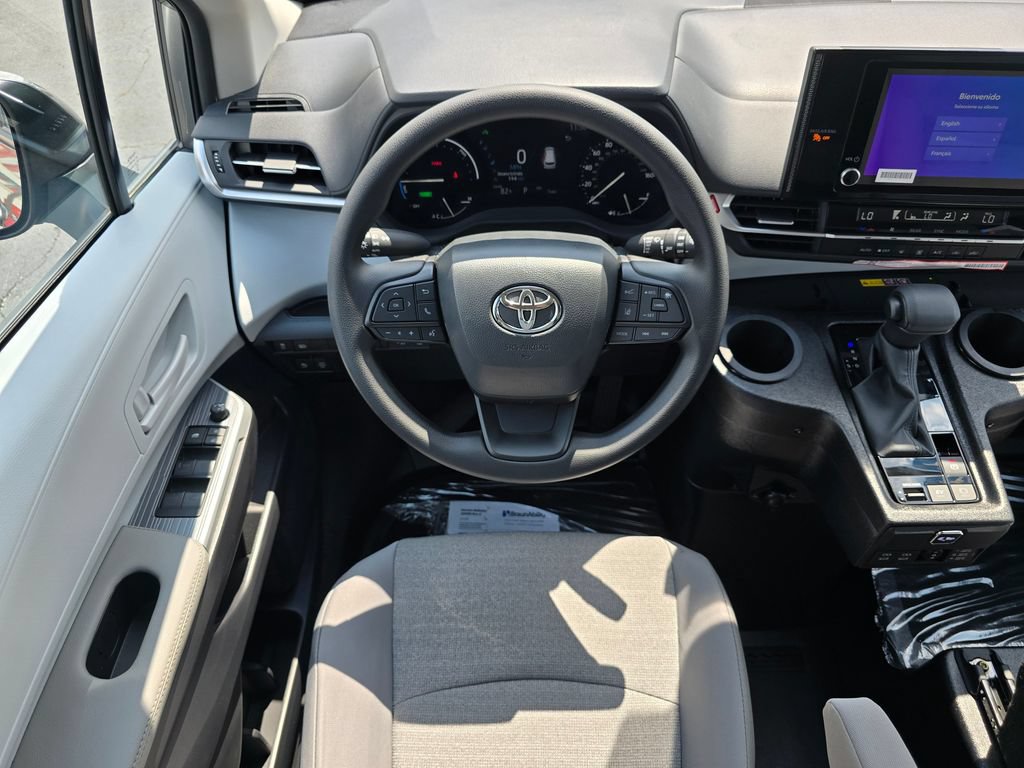 Used 2026 Toyota Sienna LE FWD image 8