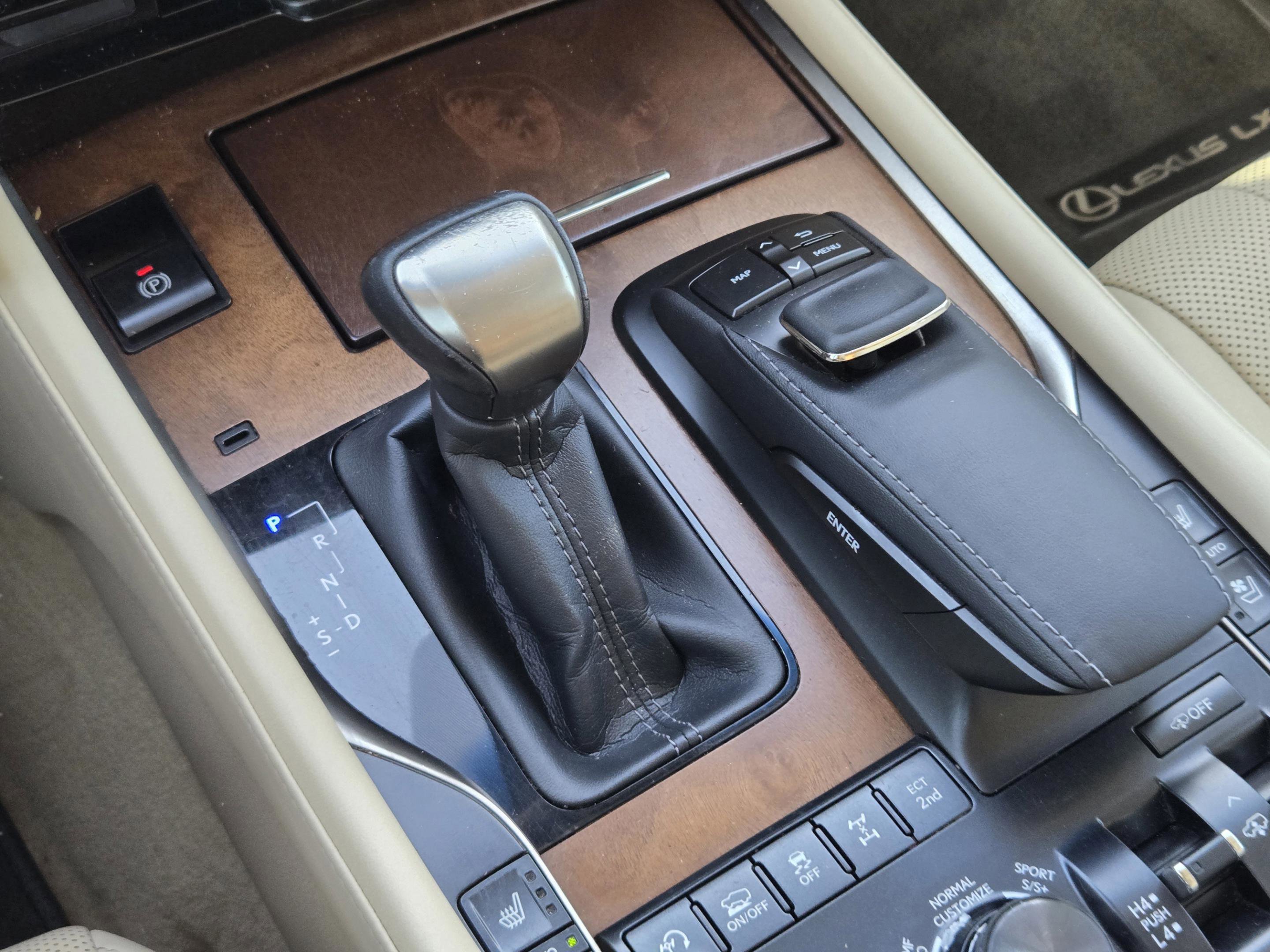 Used 2020 Lexus LX 570 4WD w/ Luxury Package image 29