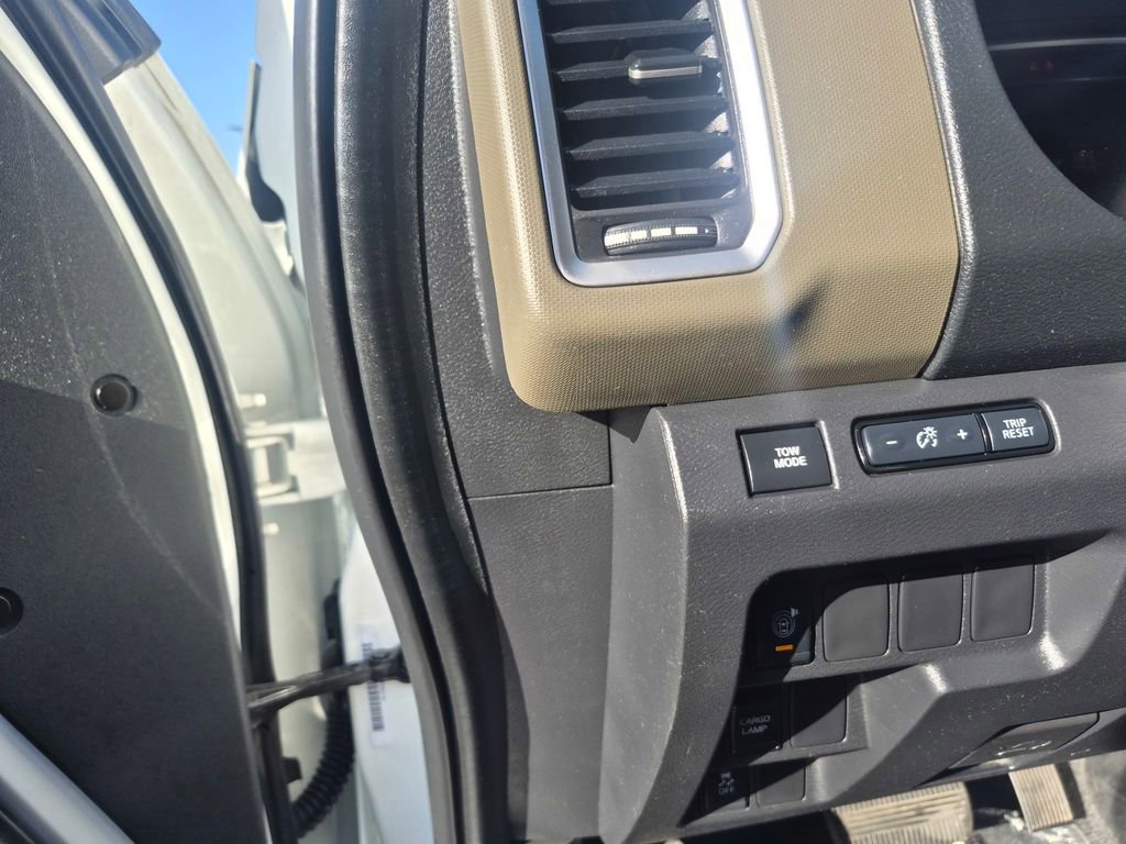Used 2022 Nissan Frontier SV w/ Technology Package RWD image 13