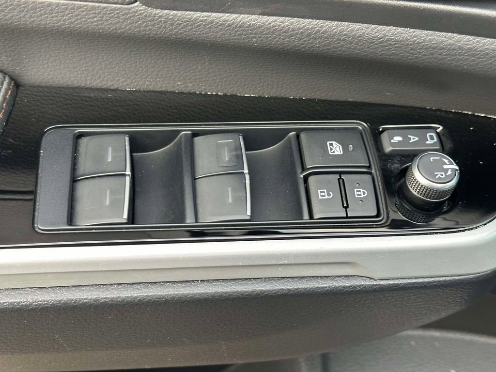 Used 2025 Toyota Sienna Platinum image 23