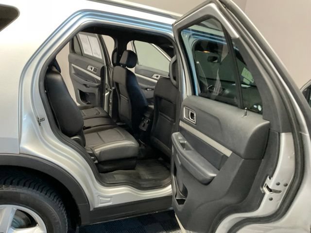 Used 2017 Ford Explorer XLT w/ Equipment Group 202A AWD/4WD image 23