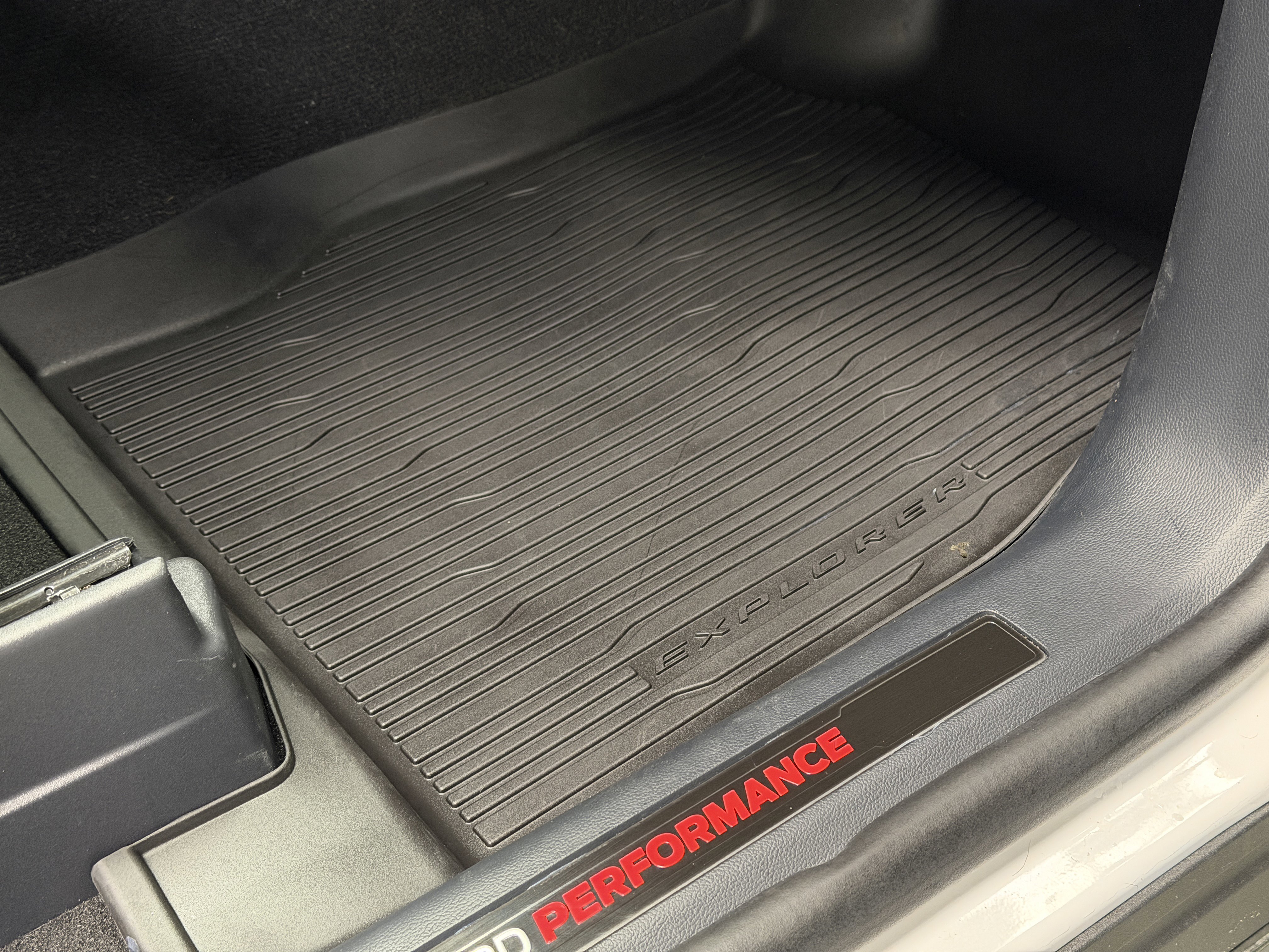 Used 2025 Ford Explorer ST image 27