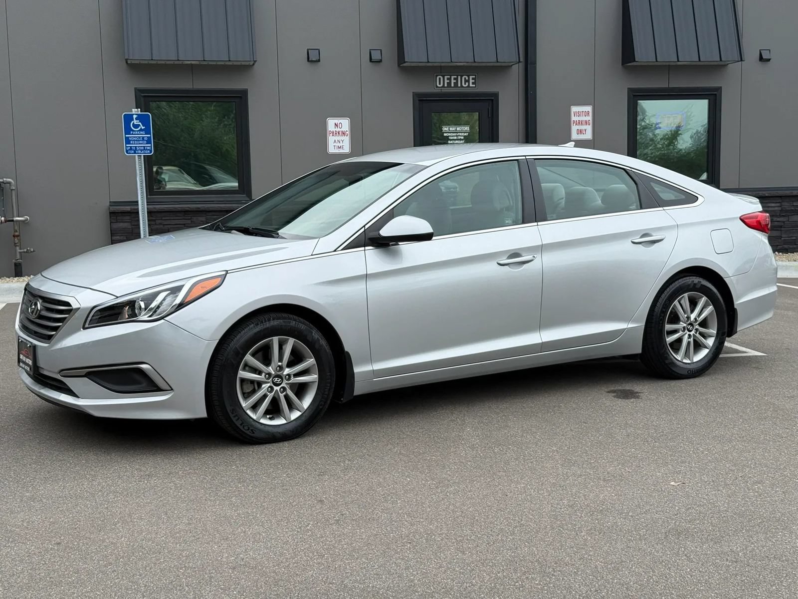 Used 2017 Hyundai Sonata SE FWD image 2