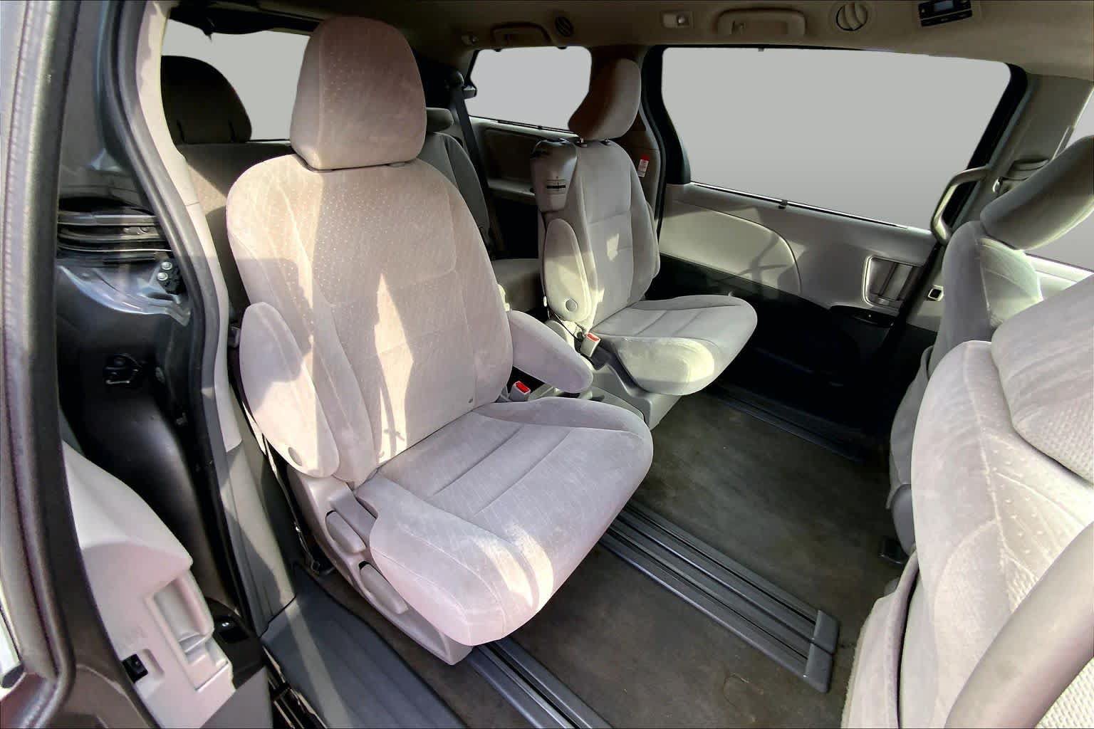 Used 2018 Toyota Sienna LE FWD image 19