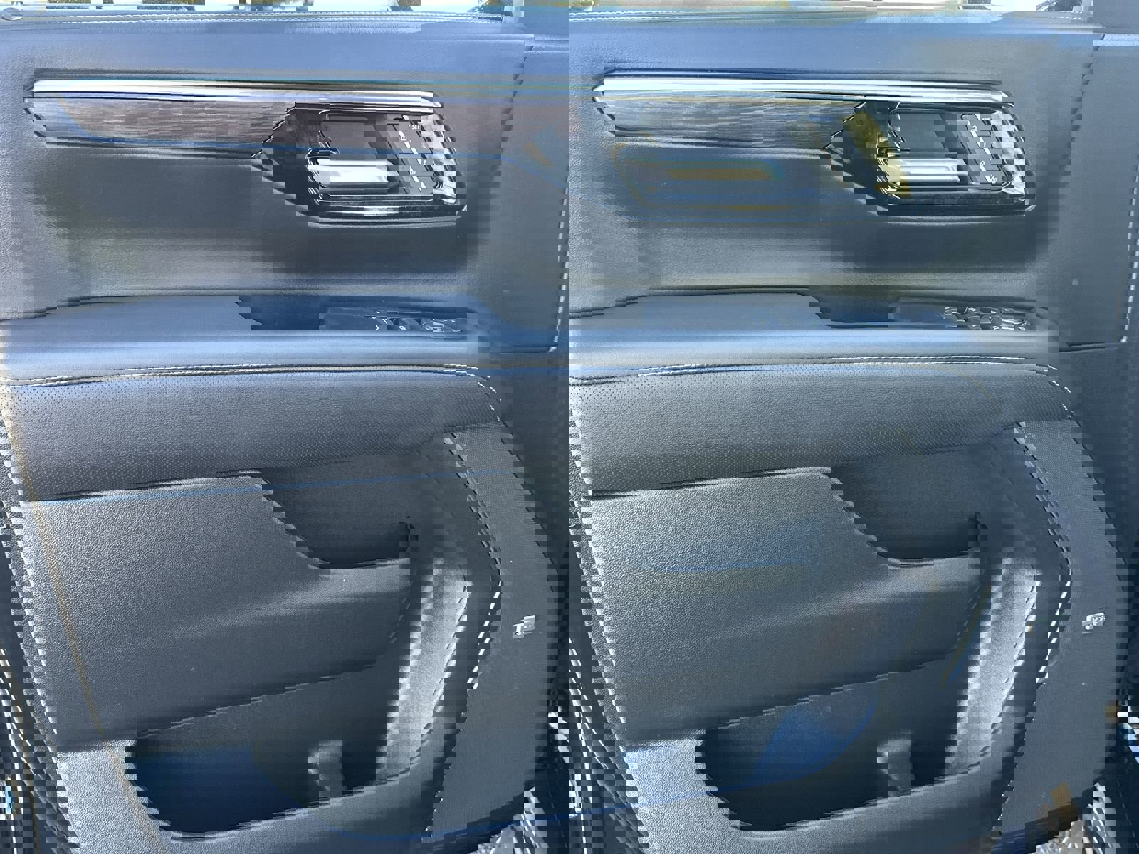 Used 2025 Chevrolet Tahoe Premier image 14