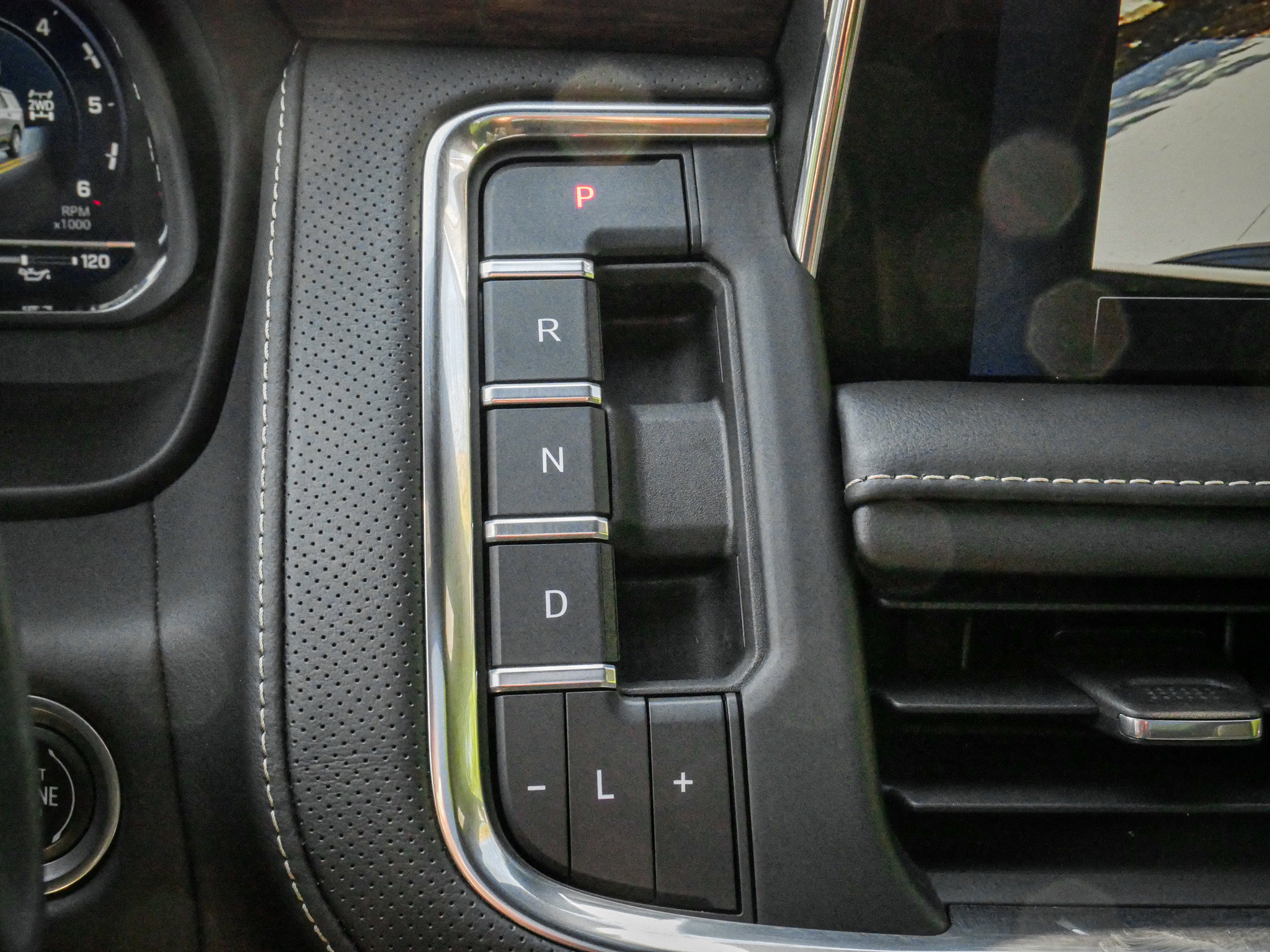 Used 2023 Chevrolet Tahoe Premier AWD/4WD image 26