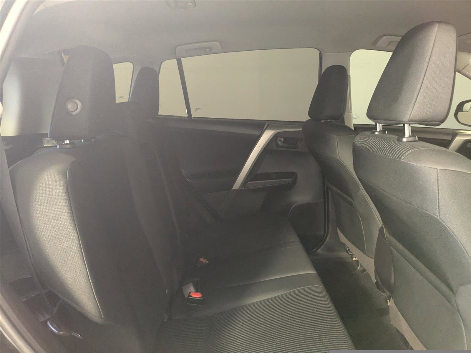 Used 2018 Toyota RAV4 LE image 19