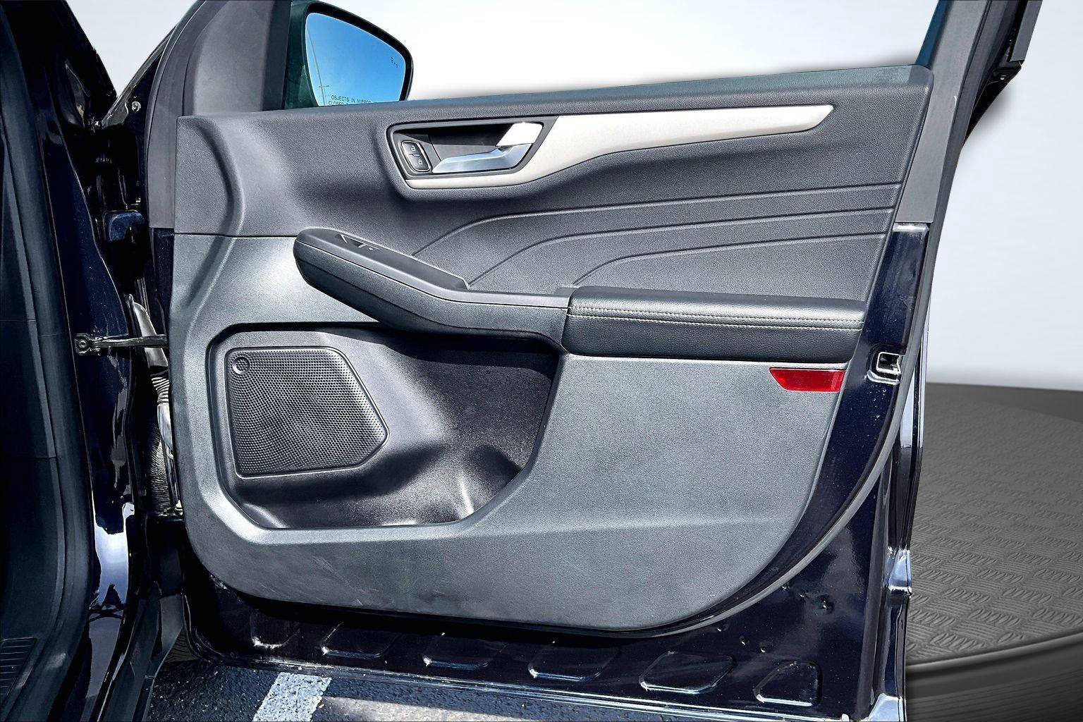 Used 2021 Ford Escape SE w/ SE Sport Appearance Package image 25