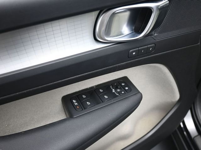 Used 2020 Volvo XC40 T5 Momentum w/ Premium Package image 22