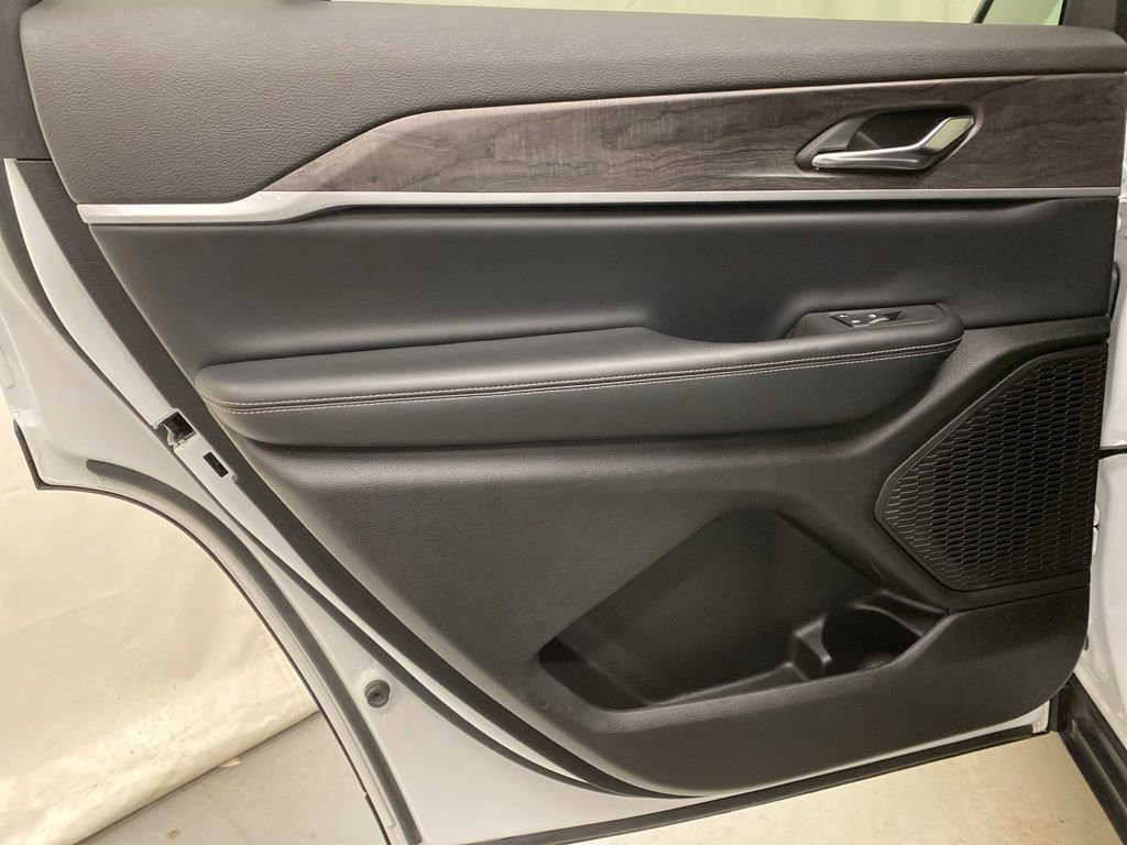 Used 2024 Jeep Grand Cherokee L Limited w/ Black Appearance Package image 12